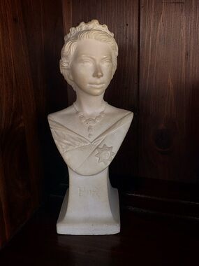 Classic White Resin Bust Sculpture - Elegant Home Art Accent